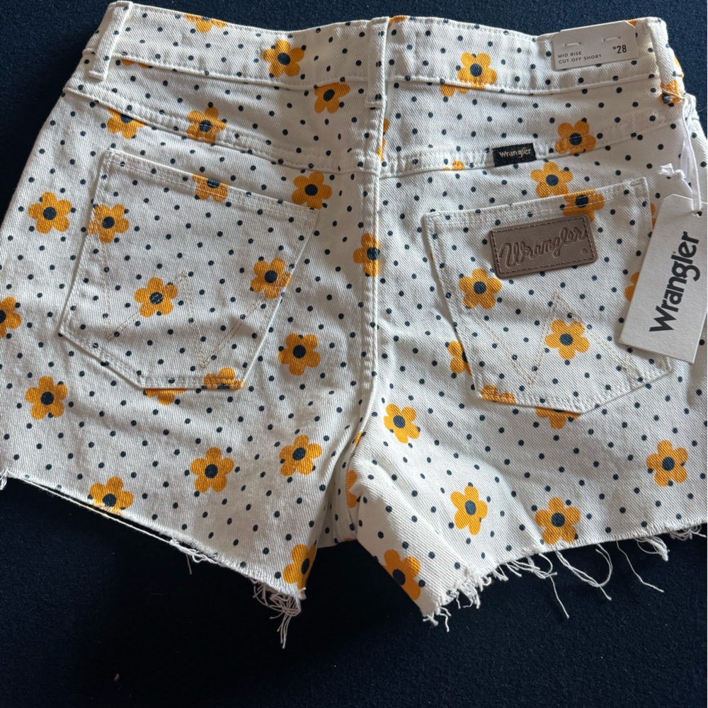 Wrangler Jean Shorts White floral with polka dots🌻fun flattering daisy dukes🌻